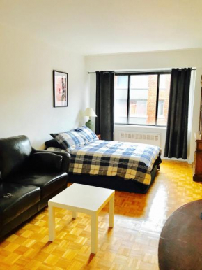 Stylish Montreal Apartment: Comfortable Stay in the Golden Square Mile